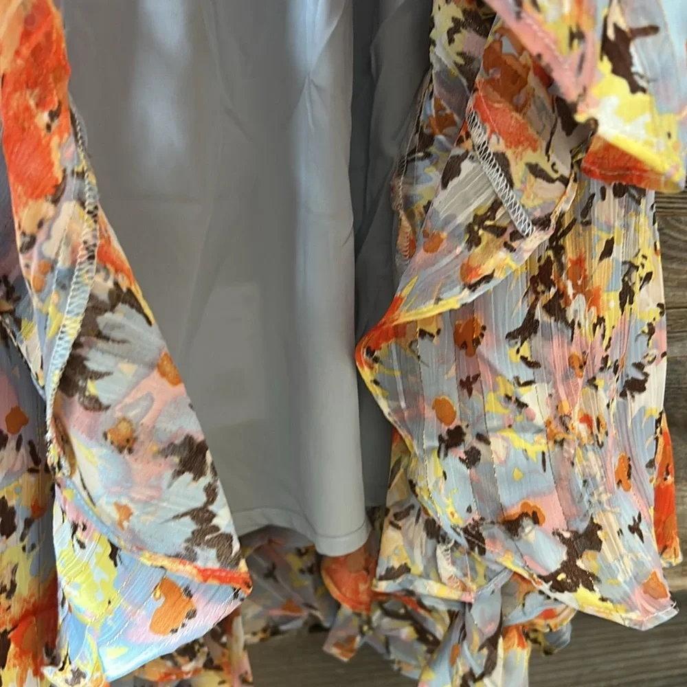 Elliatt Laquat Skirt in Multi Floral NWT Size XS - Picture 4 of 10